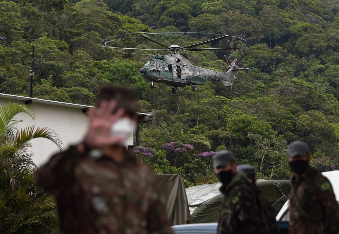 Helicóptero militar sobrevoa área atingida (18-02-2022)