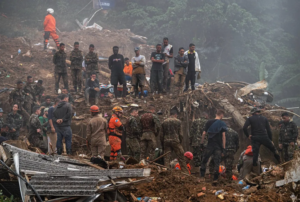 Bombeiros trabalham em deslizamento após as chuvas (18-02-2022)