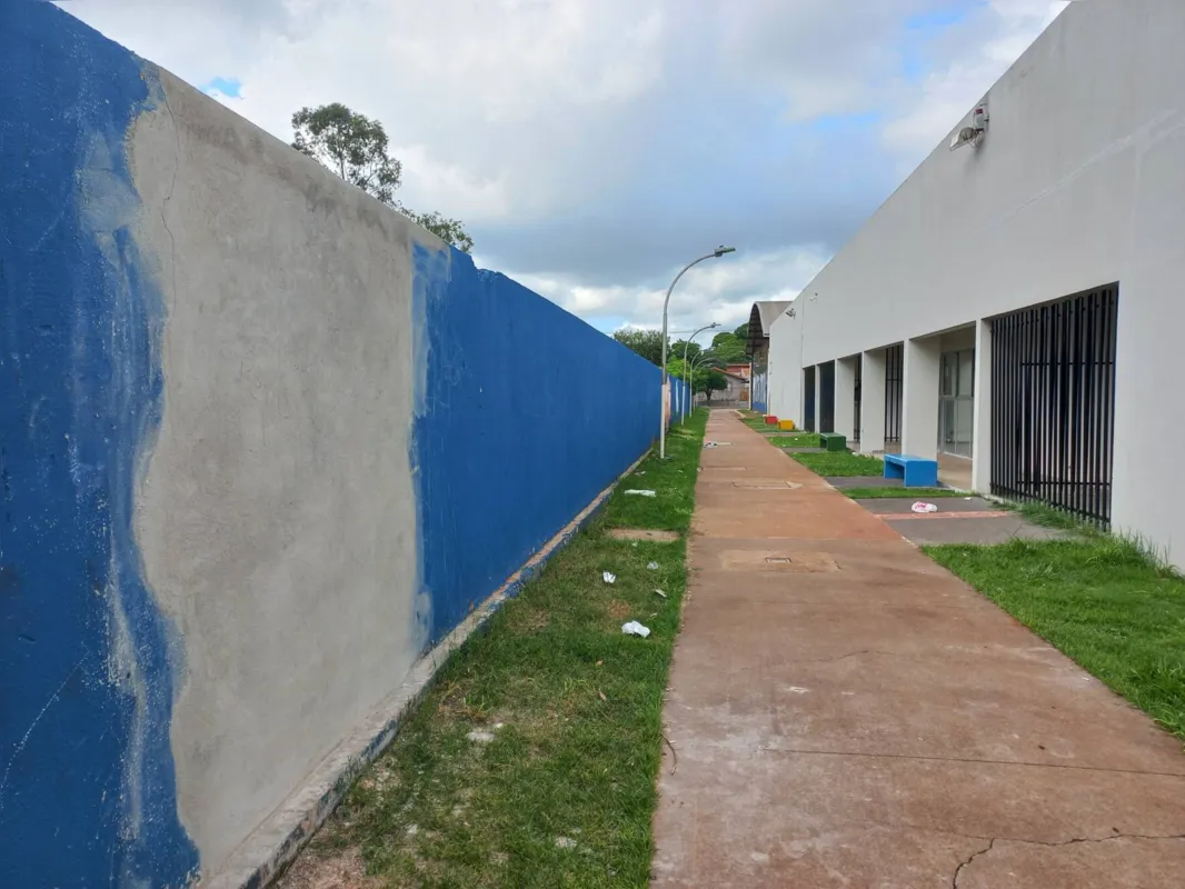 Muro que divide centro e colégio estadual havia sido quebrado