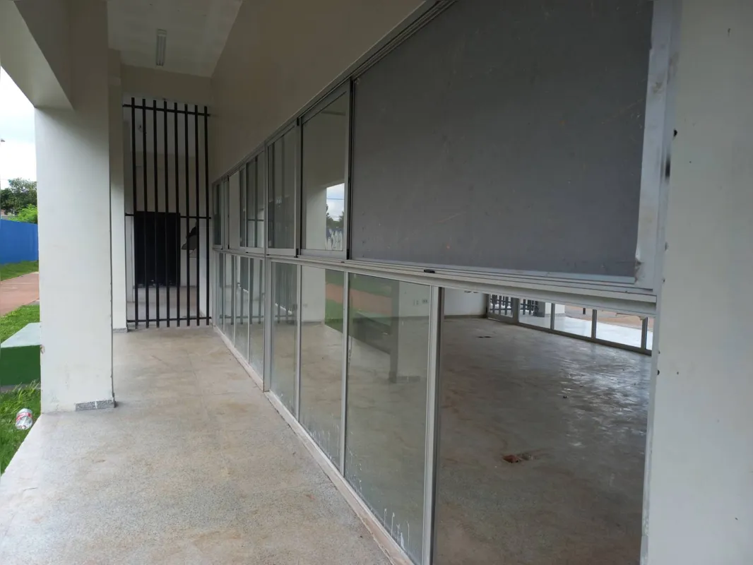 Vidros de uma das salas do complexo seguem sem reposição