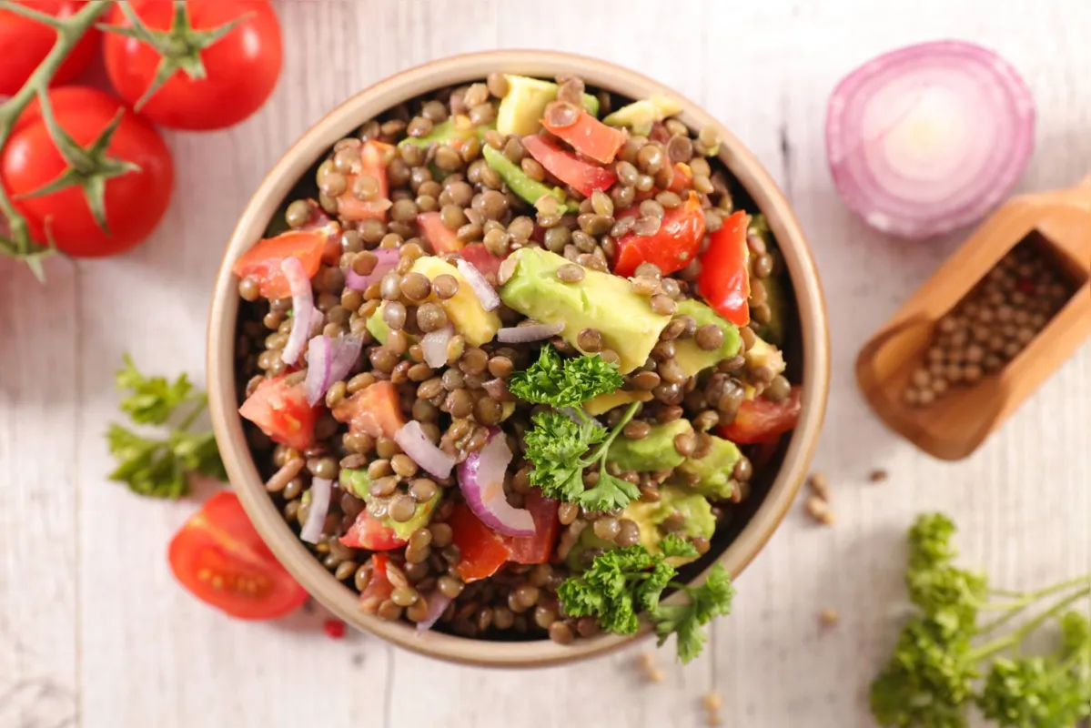 A lentilha pode ser refrescante e substancial em forma de salada com outros ingredientes