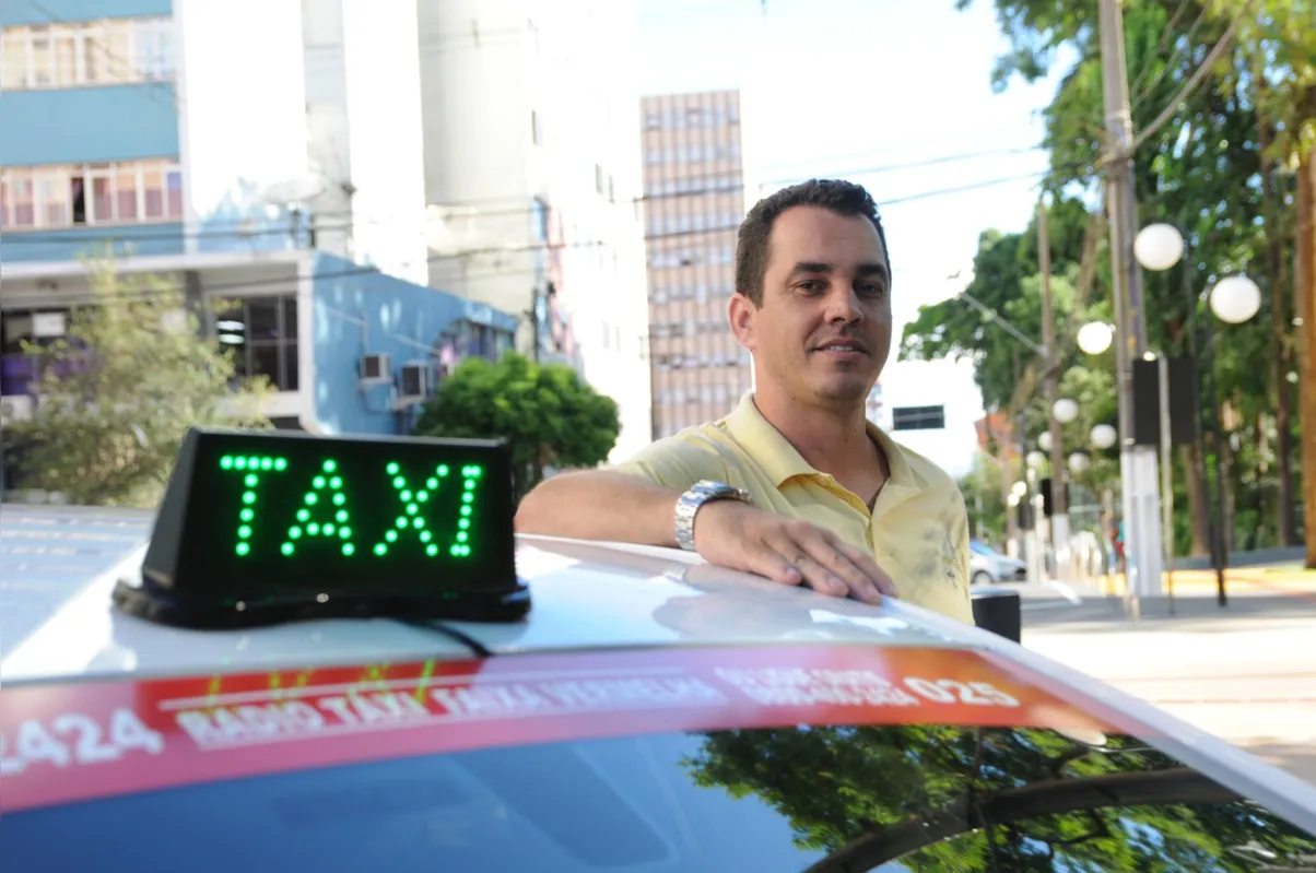 Weygle Pereira, taxista há 19 anos, atende a região da Gleba e tem percebido um crescimento da clientela, principalmente de pessoas mais jovens
