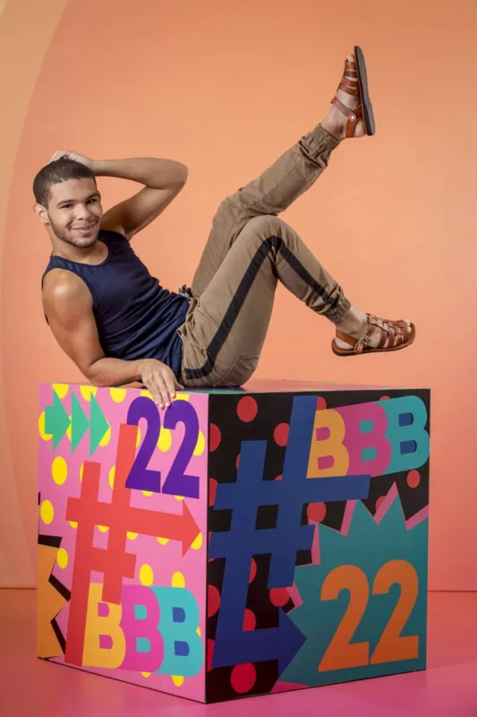 Vyni , que se define como "influencer de baixa renda",  já acumula 3 milhões de seguidores no Instagram