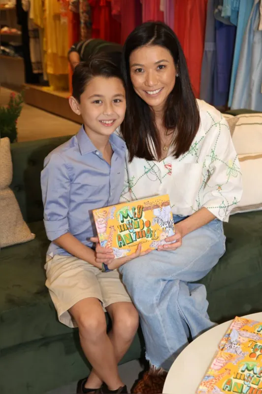 O jovem autor com a mãe Fernanda Miguita  de Orleans e Bragança. 

