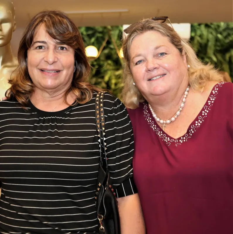 Eleny Pozzobom e Jovana Fuganti prestigiando  o lançamento do livro 
