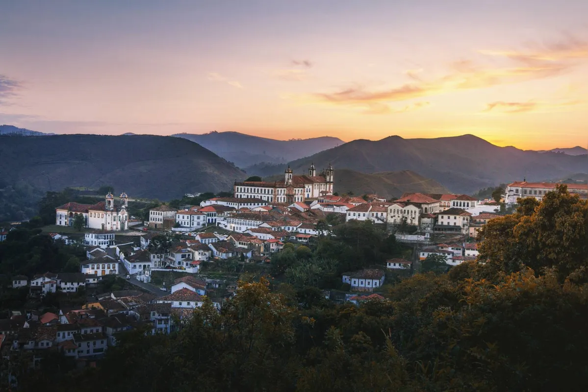 A histórica Ouro Preto (MG) sofre com as chuvas, a igreja matriz de São Bartolomeu está em risco e um casarão centenário foi destruído por deslizamento de terra 