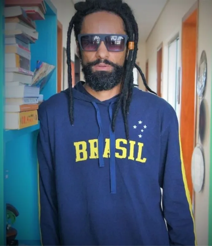 Leandro Palmerah é um criador de bibliotecas populares: "O nosso público é formado por jovens que moram em fundos de vale e não possuem acesso aos  livros"