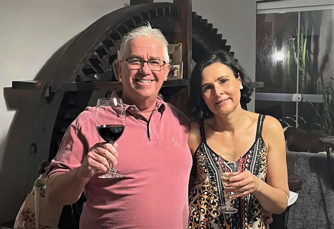 O empresário Marcos Aurelio Blanco com a esposa aniversariante ,  a advogada Silvia Lucia Arruda dos Santos Blanco brindando o aniversário