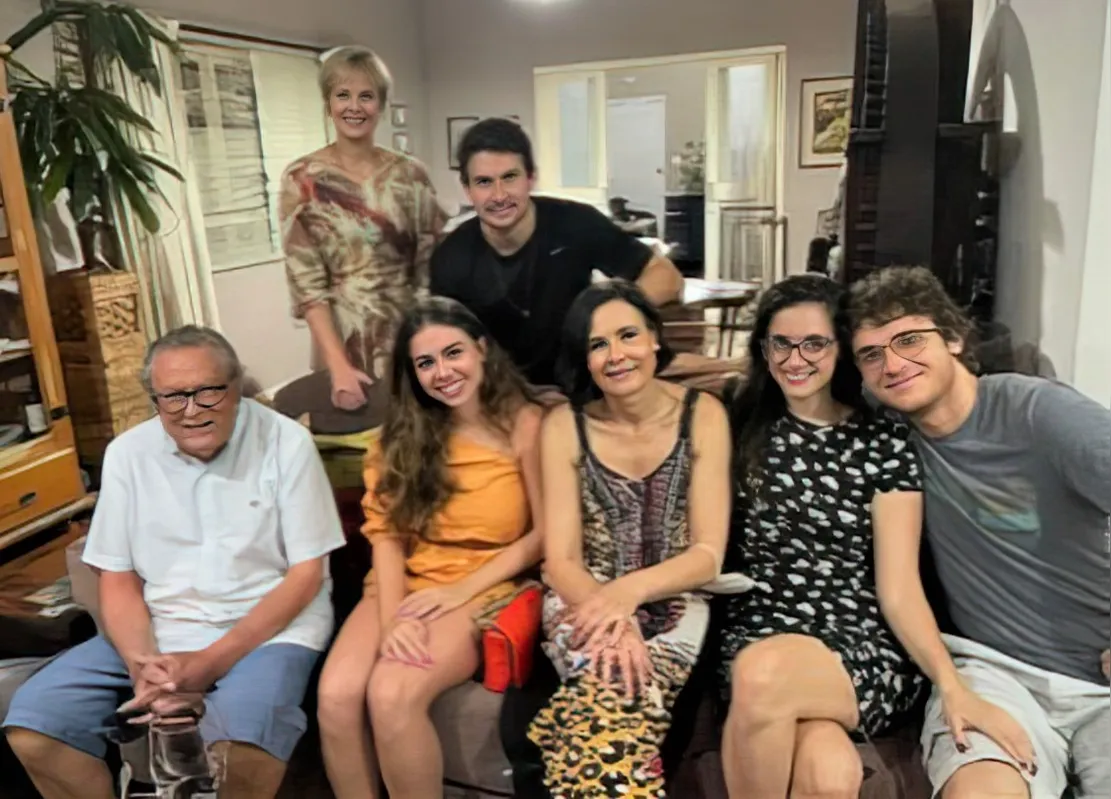 Ana Lúcia Arruda dos Santos Silveira e Bruno dos Santos Blanco (em pé), Sebastião Nei dos Santos, Ana Gabriela Correia, Sílvia Lúcia Arruda dos Santos Blanco, Ana Paula Cavalheiro e Fábio dos Santos Blanco (sentados)