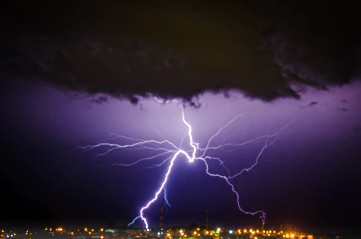 Imagem ilustrativa da imagem CIDADE FALA - Noite de raios no sábado em Londrina