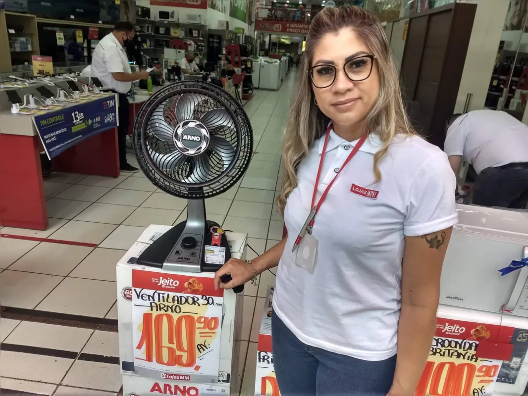  Cláudia Medeiros do Amaral, gerente de uma loja do Calçadão, orientou os vendedores a expor  os equipamentos na entrada das lojas. 