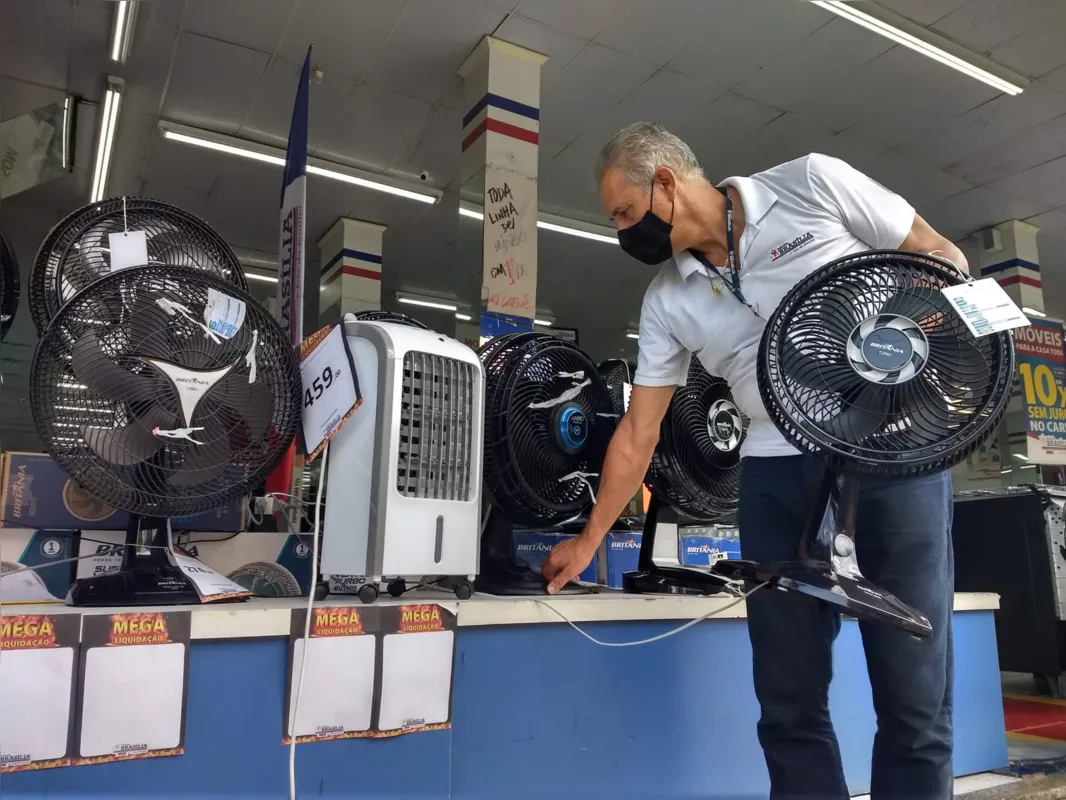 O gerente das Móveis Brasília, Valdecir Pascoal, relatou que as vendas desses itens dobraram, mas a preferência é pelo ventilador, por ser um valor menor. 