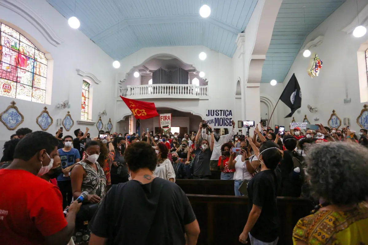CURITIBA,PR,05.02.2022:CASO-MOÃSE-PROTESTO-CURITIBA - Manifestantes adentram na Igreja do RosÃ¡rio  durante ato pedindo justiÃ§a no caso MoÃ¯se, assassinado no Rio de Janeiro. O ato ocorre em frente a Igreja do RosÃ¡rio, no Largo da Ordem, em Curitiba (PR) neste sÃ¡bado, 05. (Foto: Emerson Nogueira/Futura Press/Folhapress)