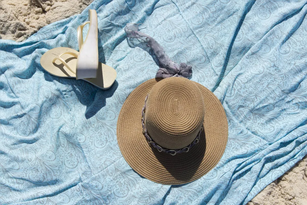 Da praia para o sofá, as cangas ganharam status de mantas despojadas 