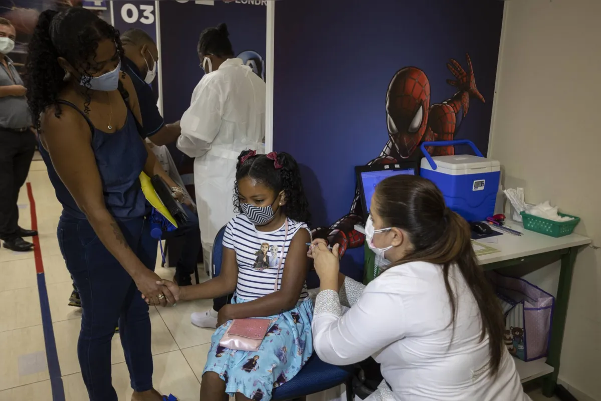 Gabrielly de Oliveira, 8, foi a primeira a chegar na unidade e foi acompanhada da mãe, Solange