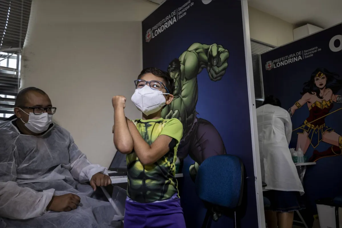 O pequeno Benicio Miranda Faraco foi vestido de super-herói para receber a dose