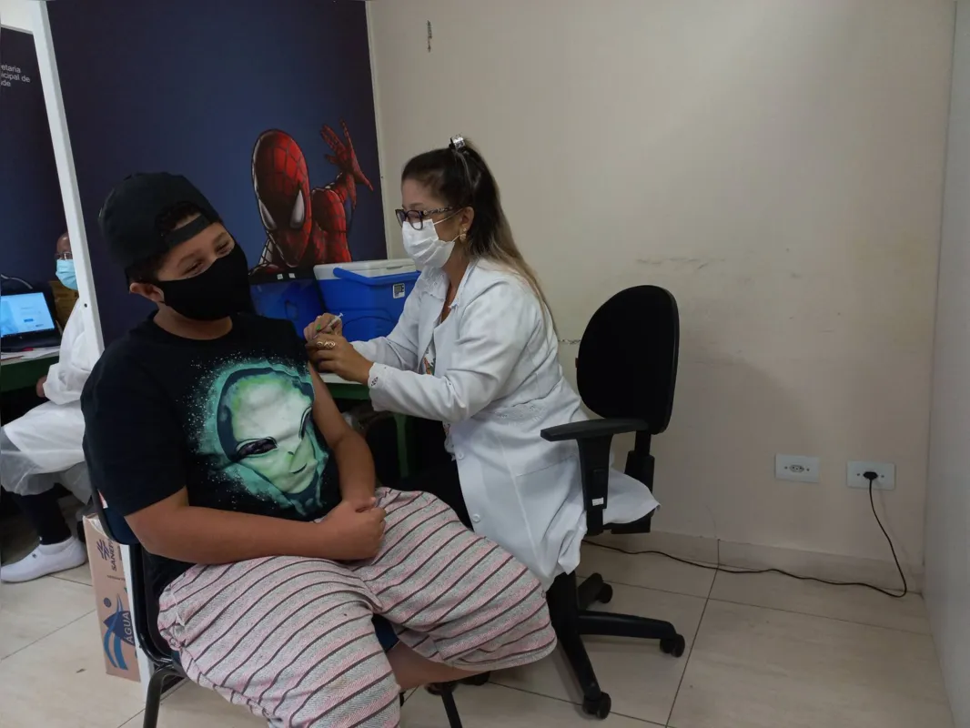 "A vacina vai dar mais segurança para falar com os meus amigos, me divertir", afirma Rhyan Brito