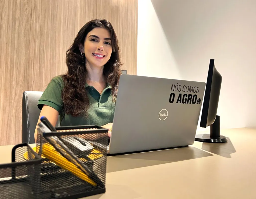 Mariam Caramarani El Kadri, analista de Marketing da Belagrícola:
"A empresa nos forneceu todos os equipamentos como o apoio de pé, o suporte do computador, cadeira, a segunda tela e ajuda de custo para pagamento de internet e energia elétrica em casa"