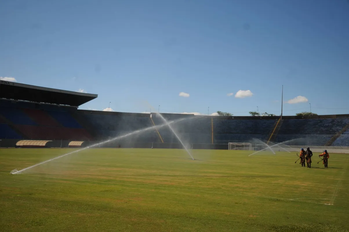 Servidores da FEL trabalham no gramado do Café para a estreia do LEC no Paranaense