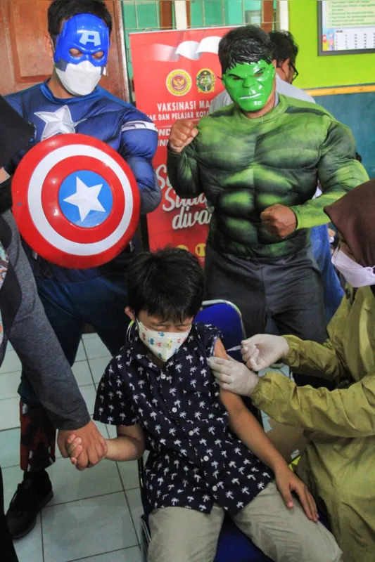 Crianças da Indonésia são recepcionadas por super-heróis 