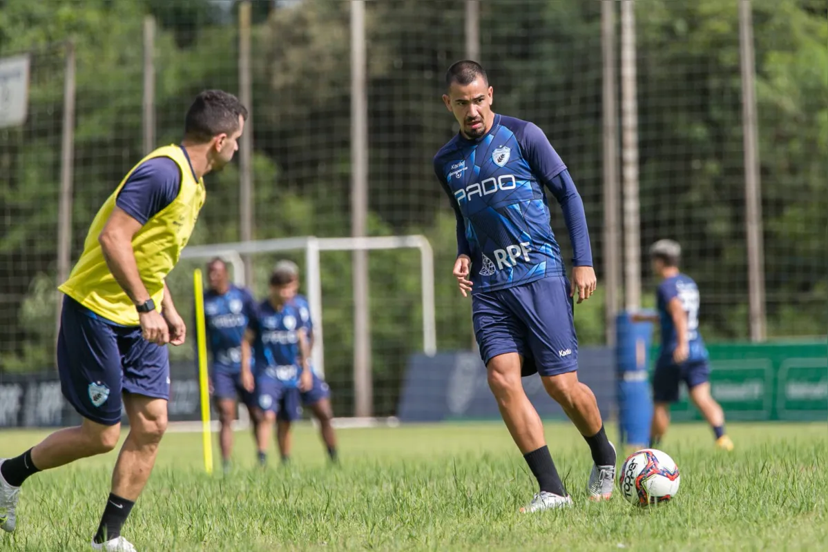 Após cumprir suspensão, zagueiro Saimon volta ao LEC no jogo contra o Paraná Clube