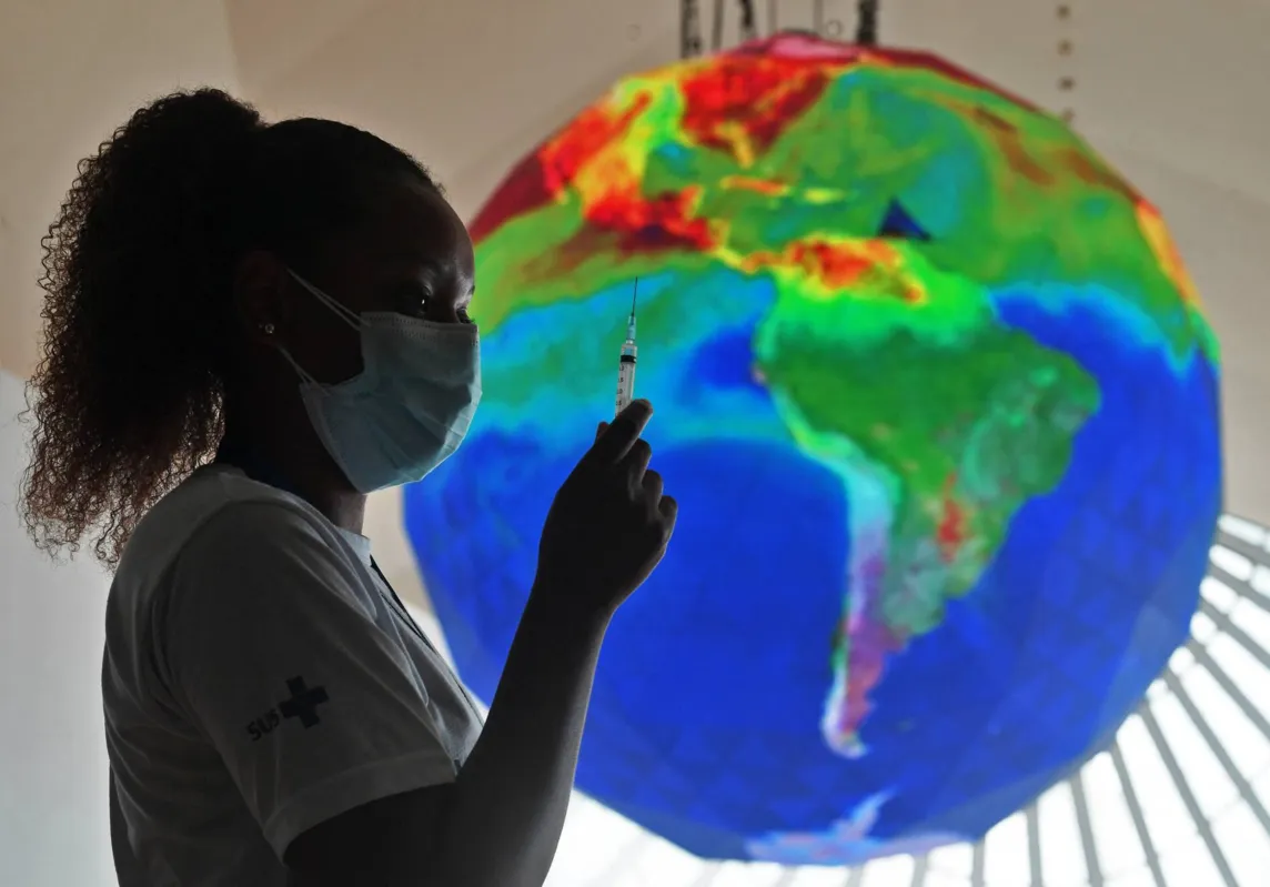 No Brasil, há dois imunizantes aprovados pela Anvisa: o da Pfizer está liberado para crianças a partir de 5 anos, e a Coronavac, para crianças a partir de 6 anos