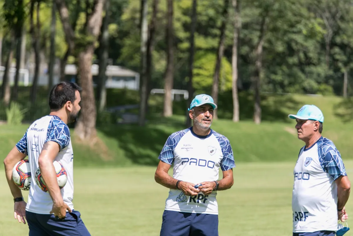 O técnico Vinícius Eutrópio conversa com membros da sua comissão técnica durante treino do LEC