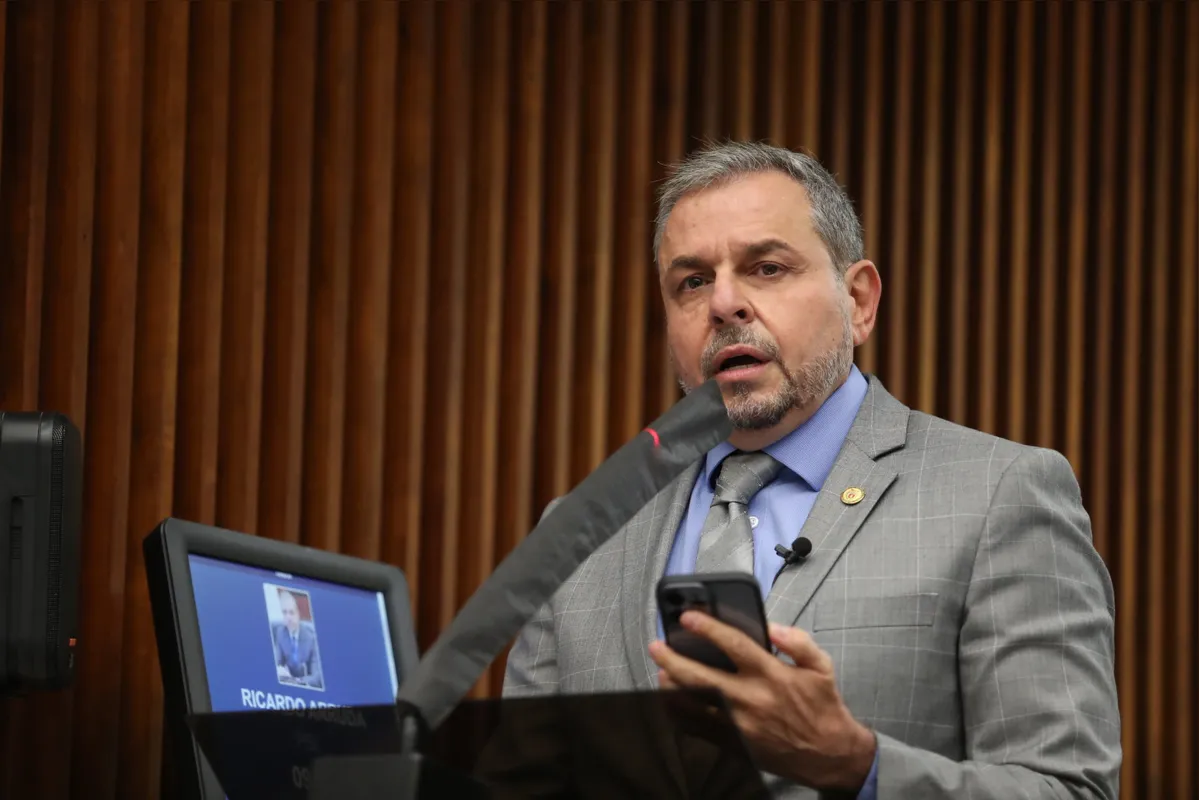 Imagem ilustrativa da imagem Deputados paranaenses falam sobre influência de ‘guru’ bolsonarista