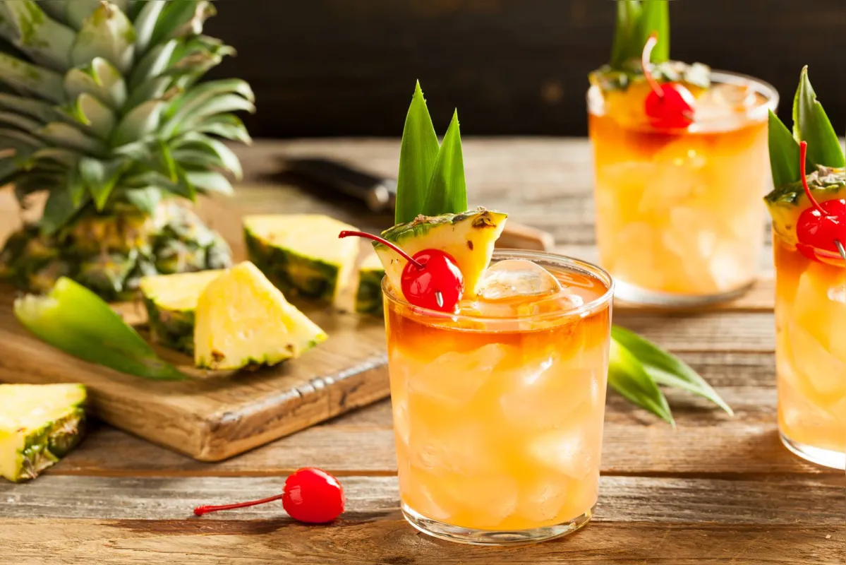 Um drink com abacaxi, uma das frutas mais refrescantes do verão