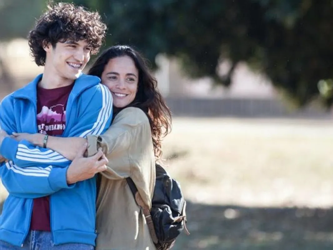 "Eduardo e Mônica" interpretados por Gabriel Leone e Alice Braga: química cinematográfica para celebrar um amor que virou música nos anos 80 