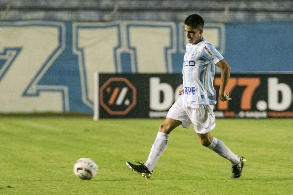 Emprestado pelo Atlético-MG, Gustavo Blanco entrou no segundo tempo contra o Coxa e deixou boa impressão
