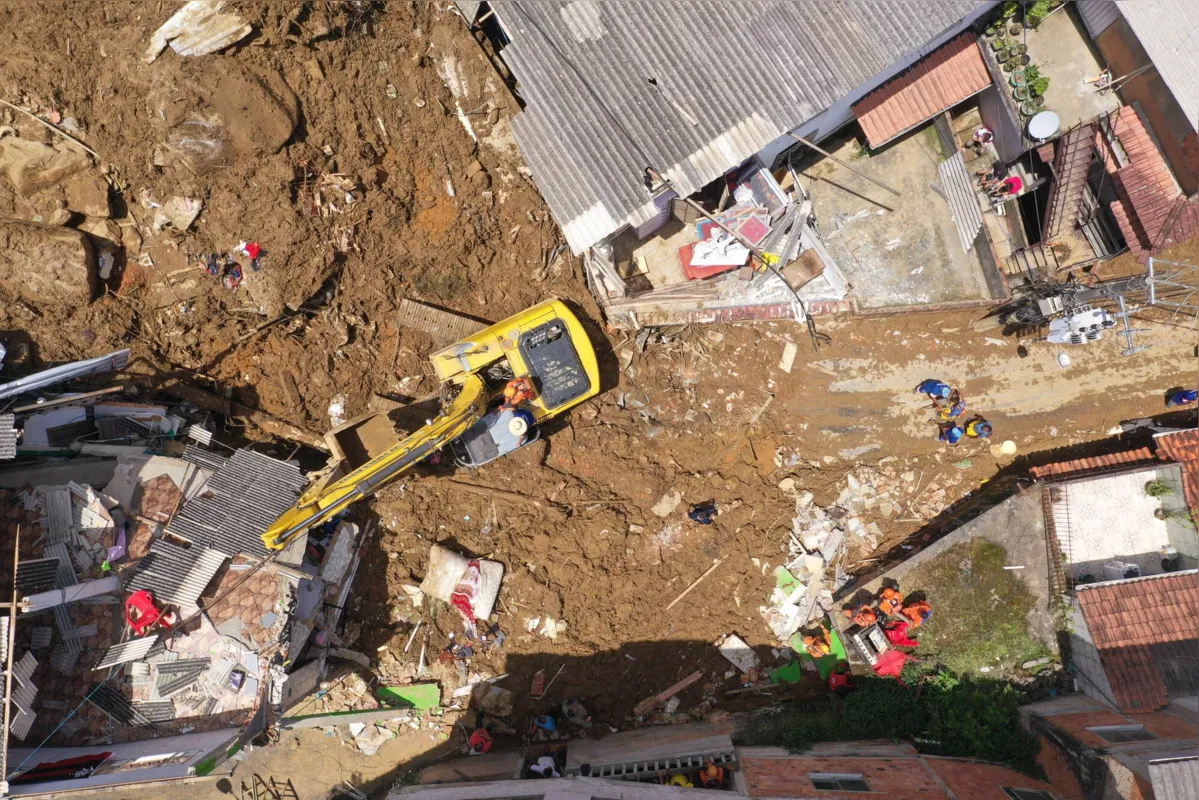 Defesa Civil de Petrópolis contabilizou mais de 300 ocorrências, como deslizamentos de terra e desabamentos