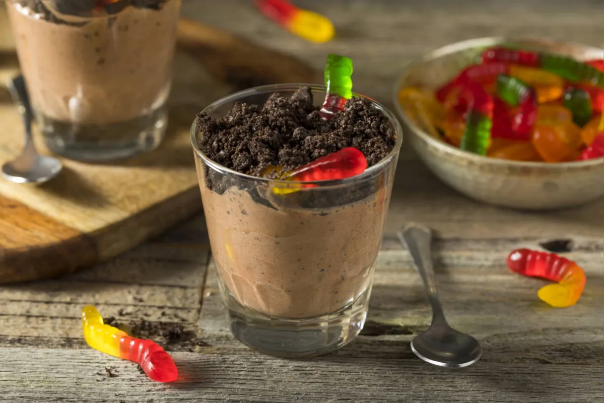 Mousse de chocolate: uma das sobremesas preferidas das crianças pode ser feita no copinho e decorada com guloseimas