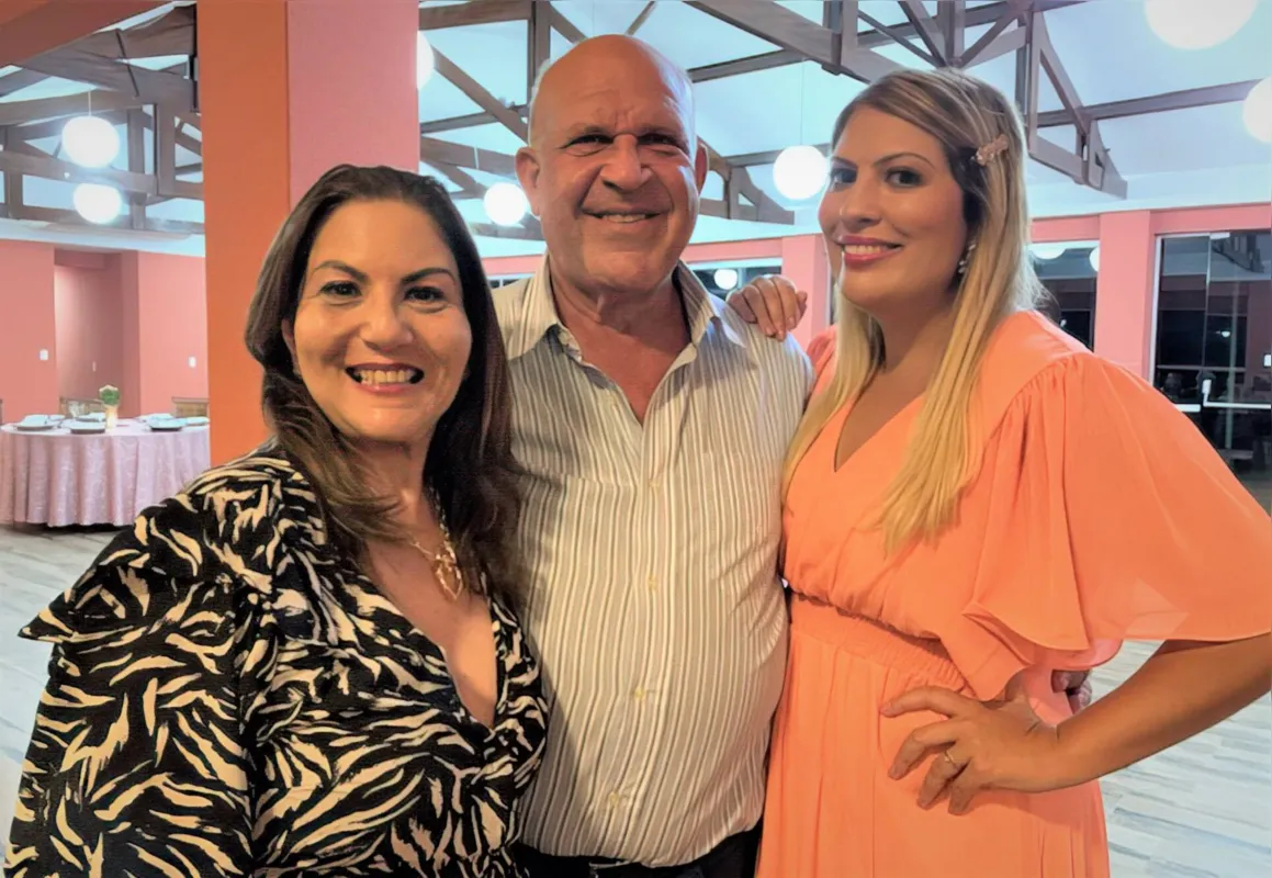 Fabíola Sahão com Manoel Sahao Filho e Samille Sahão 

