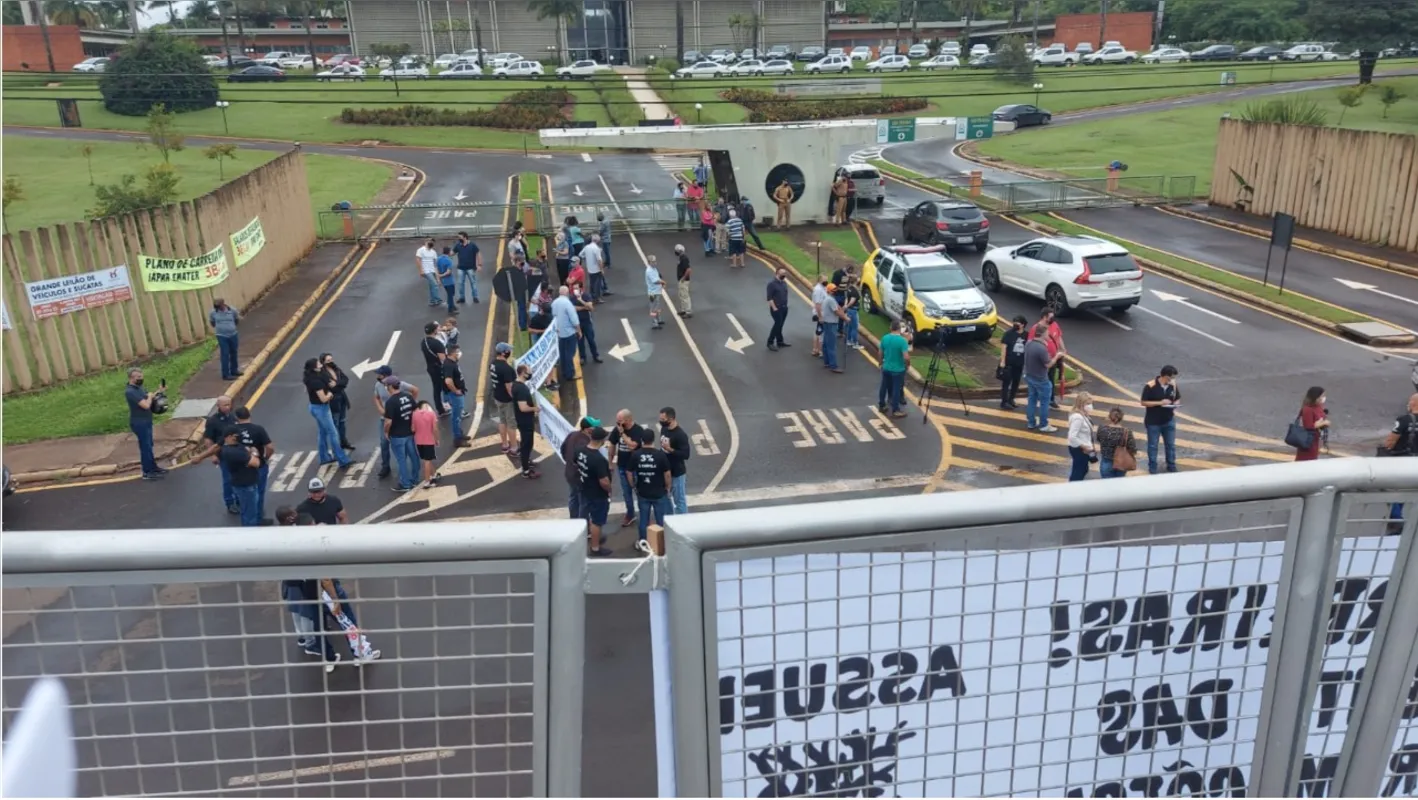 Imagem ilustrativa da imagem Governador é recebido com protesto de servidores