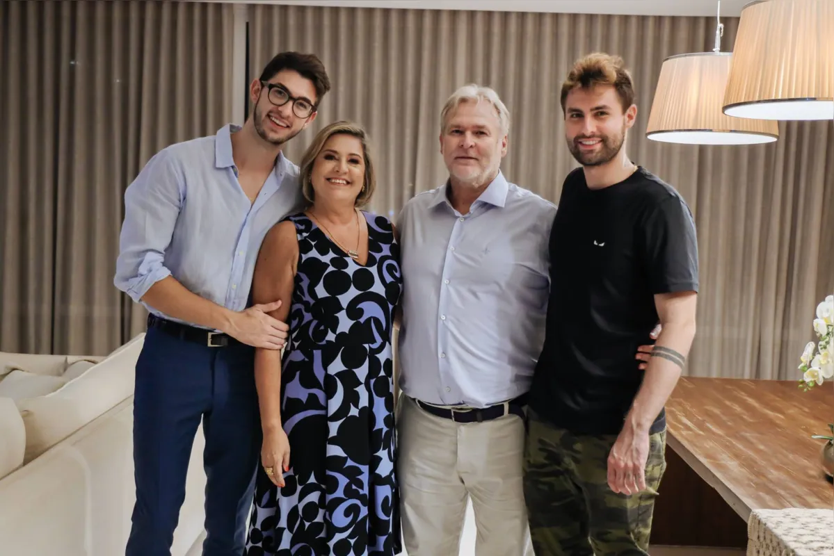 O presidente do Instituto Ébera/Benfazer,  Marcos Afonso Posso, com a esposa, Joelma, e os filhos, João e Pedro Rezende, eles embaixadores do projeto
