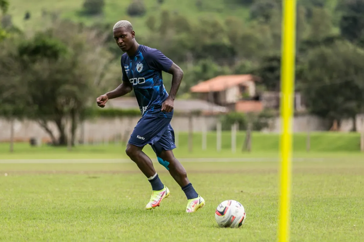 Poupado na última partida, o volante Jhonny Lucas volta ao time titular para o confronto com o Athletico