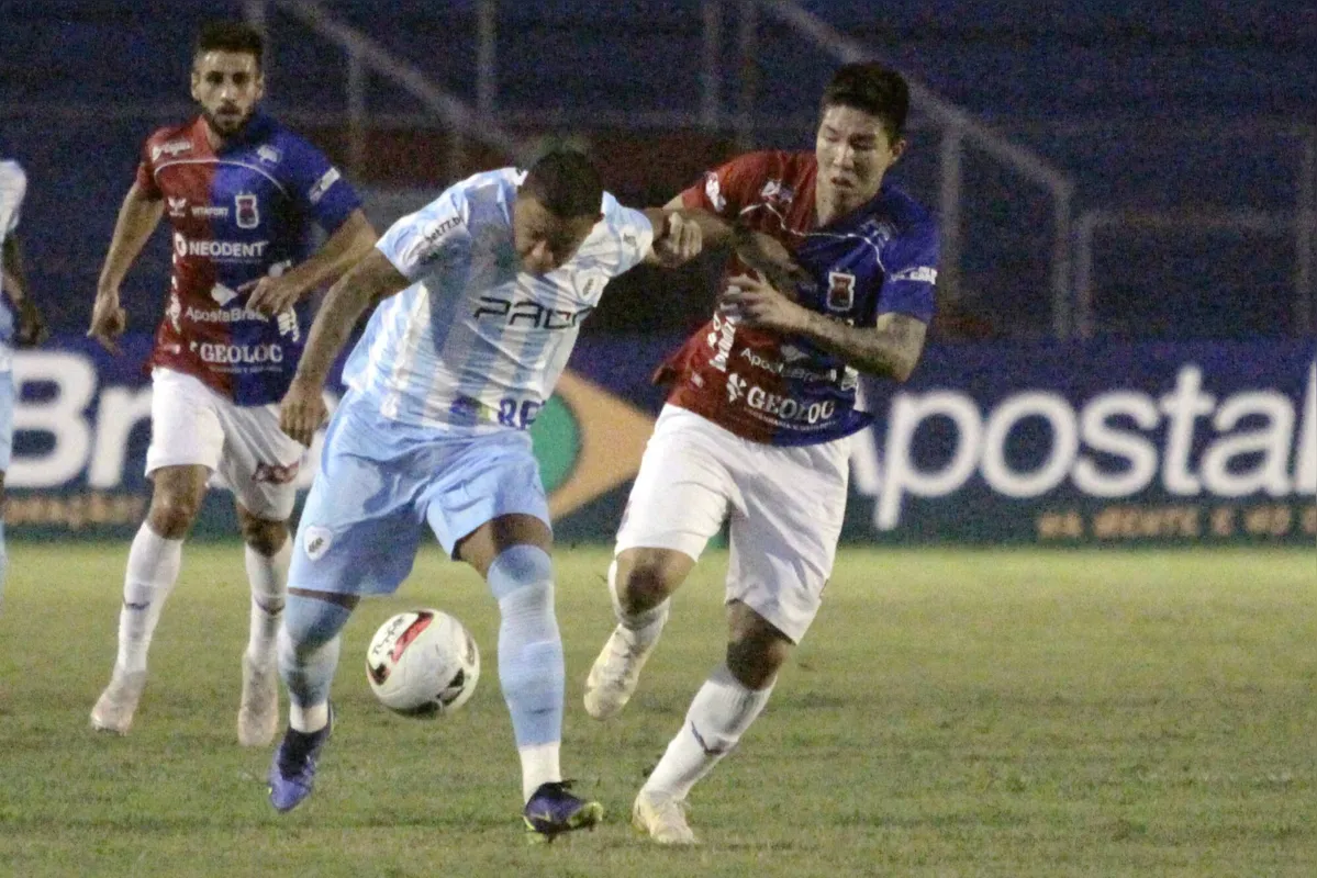 Disputa de bola entre Caprini, do Londrina, e Kazu, do Paraná¡, em lance da partida entre Paraná Clube e Londrina, válido pela sétima rodada do Paranaense, na Vila Capanema