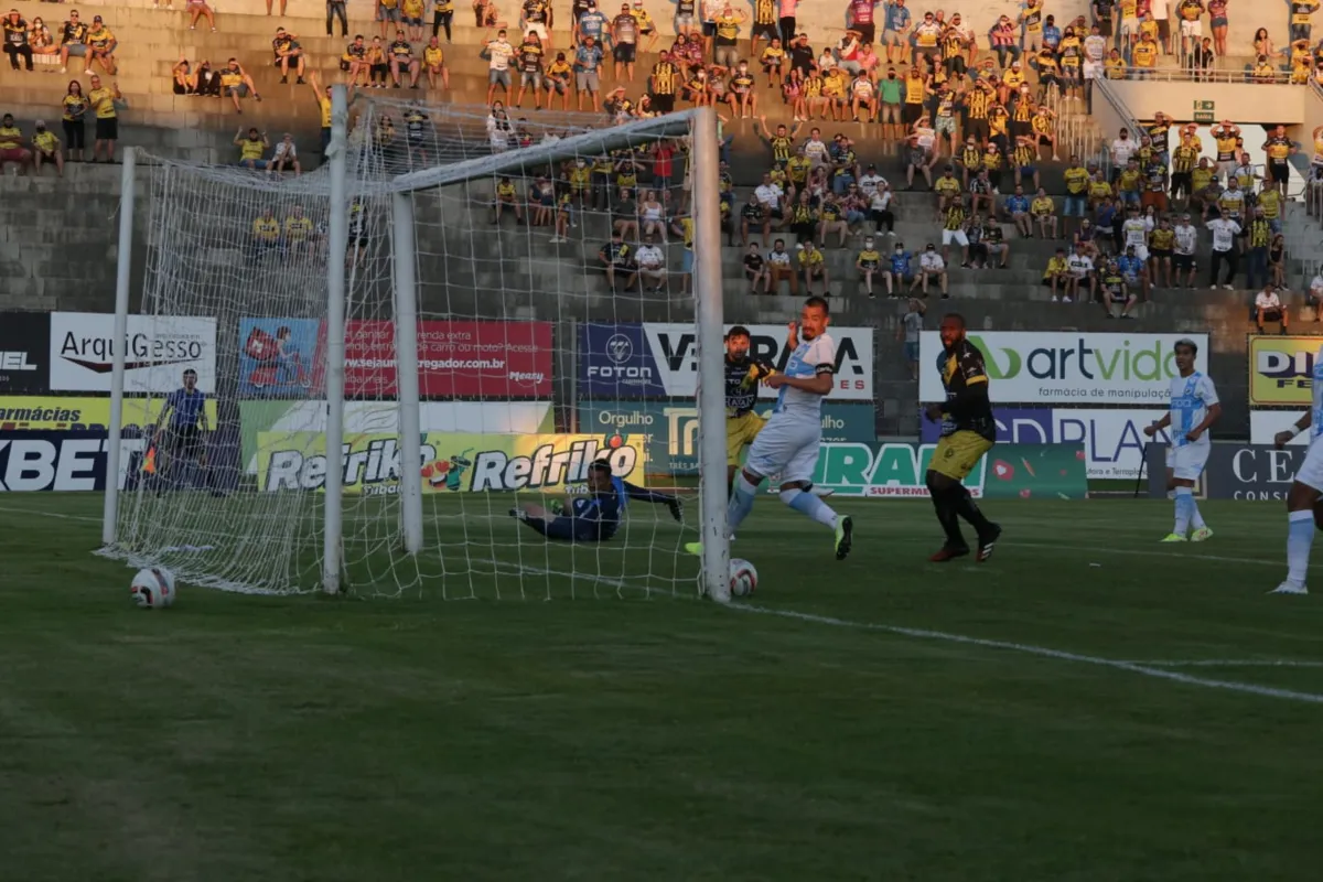 Imagem ilustrativa da imagem LEC perde a primeira no Estadual e deixa liderança do campeonato