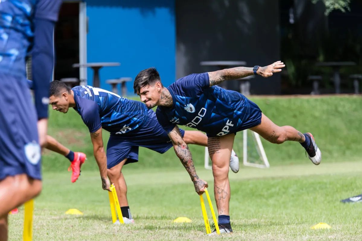 O volante João Paulo renovou por um ano com o LEC e será titular no domingo contra o Maringá 