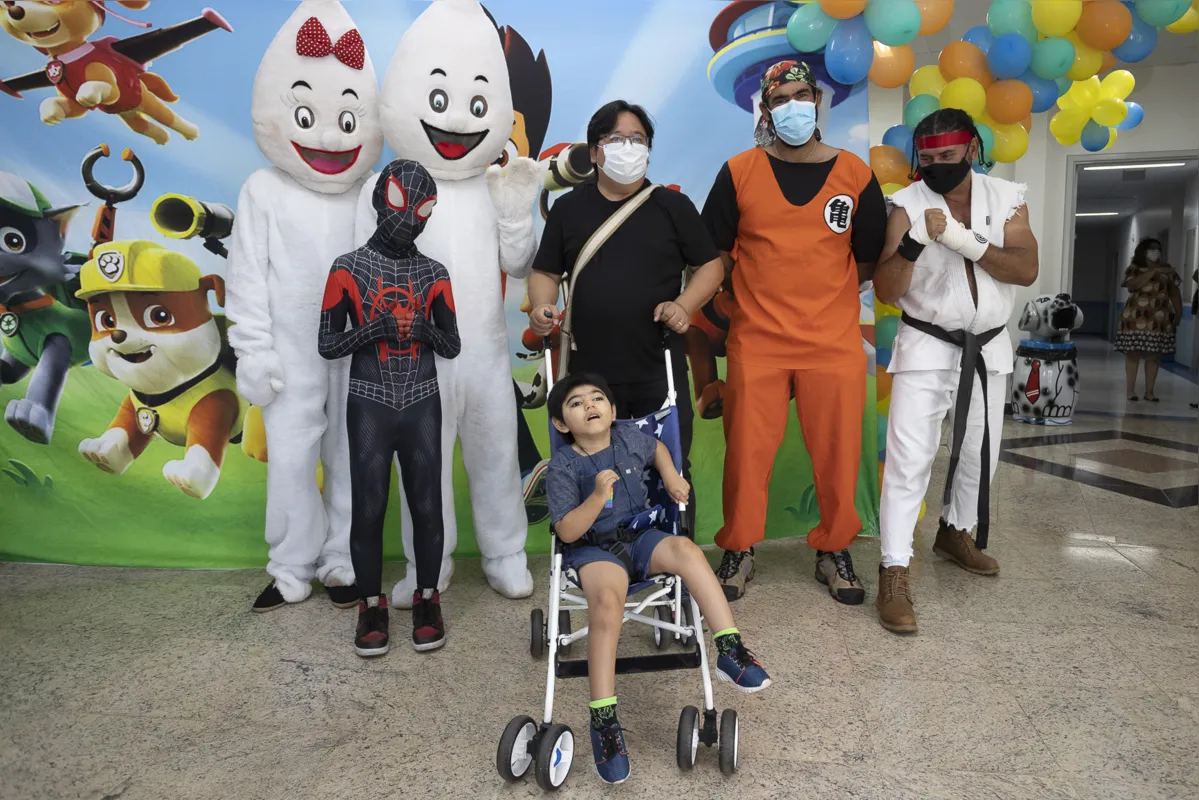 O servidor público federal Alessandro Sato com o filho Gabriel, de 8 anos