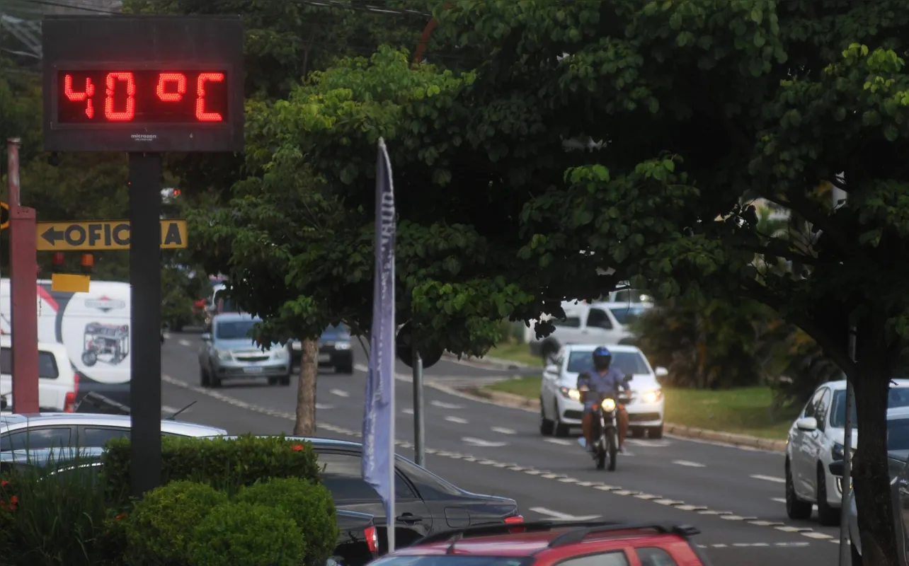 Termômetro localizado em estabelecimento comercial da avenida Tiradentes , em Londrina, marcou 40ºC, mas Simepar indicou que temperatura máxima foi de 36,1ºC. 
