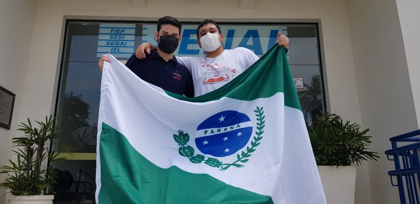 Thiago Rocha está ao lado do Gabriel Galdino, seu expert treinador na Computação em Nuvem