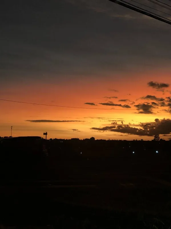 O pôr do sol vermelho encantou os moradores da zona Oeste