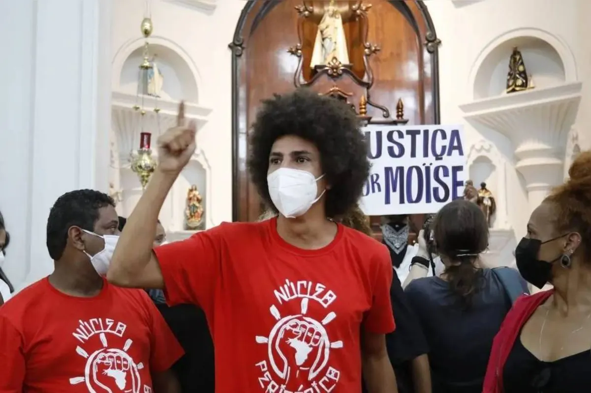 Vvereador Renato Freitas (PT) em fala durante o ato feito por manifestantes dentro da Igreja do Rosário, em Curitiba, no último sábado (5)