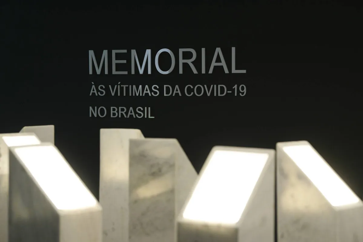 Senado Federal cria "Memorial às vítimas da Covid-19 no Brasil". A inauguração está marcada para esta terça-feira (15).

O memorial conta com 27 pedras de mármore, representando a dor pela perda das vítimas em cada um dos estados e no Distrito Federal. Os prismas ficam sobre um tablado e têm iluminação interna, simbolizando velas.

Foto: Pedro França/Agência Senado