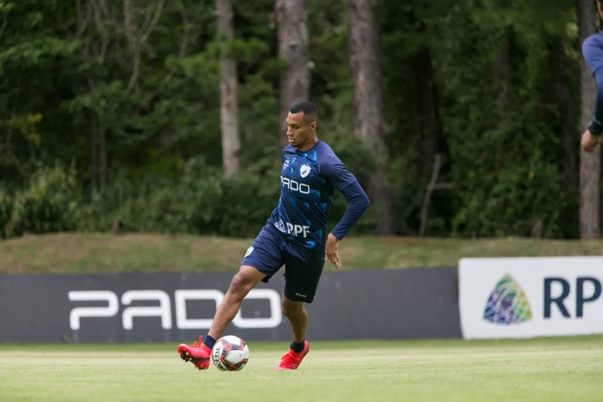 Reserva na Série B, Salatiel deve começar a temporada como o camisa 9 do Tubarão 