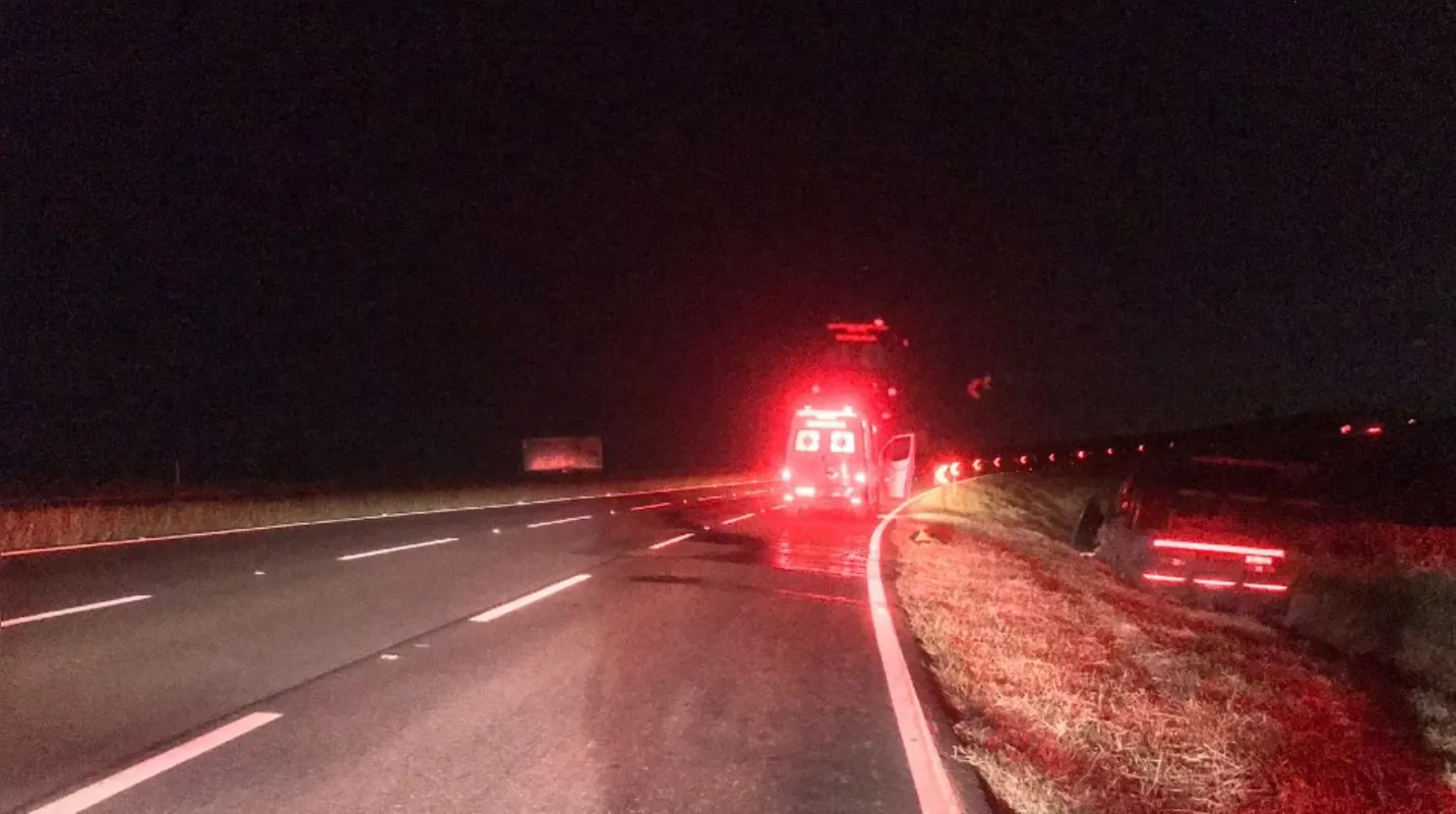 Imagem ilustrativa da imagem Motorista fica ferido em capotamento de caminhão em Rolândia