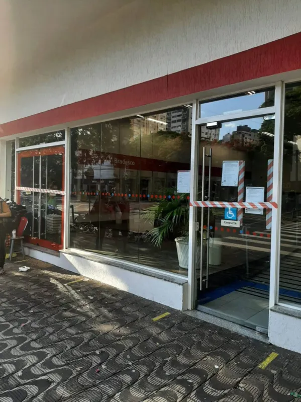 Agência  Bradesco de Maringá suspendeu o atendimento devido aos casos de Covid-19.