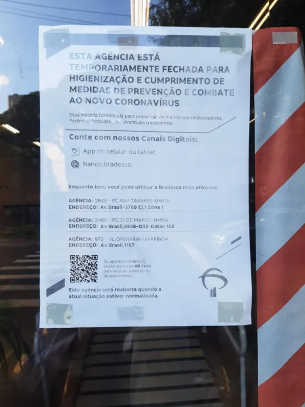 Cartaz indica que agência foi fechada devido aos casos de Covid-19.